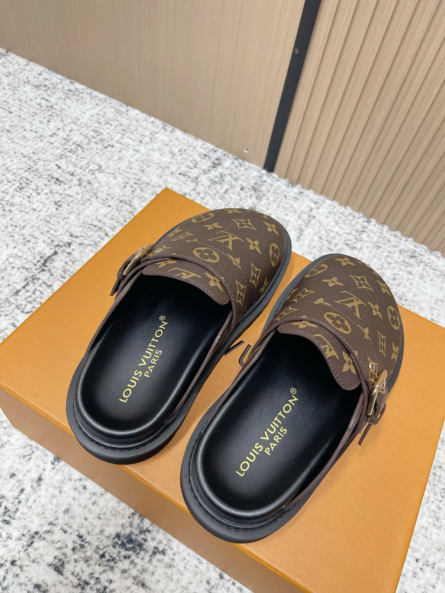 [L Family] P: 460💰 Size: 35-46 (female 40.41, male 45 46 custom-made) Top version Louis vuitton Lv new couple Birkenstock slippers. Cute and cute, not too good on the feet. Simple and high-end slingback design. Ready to wear and go. Good news for lazy people. Imported cowhide leather upper/imported old calico. Original hardware buckle, original molded high-density foam outsole.